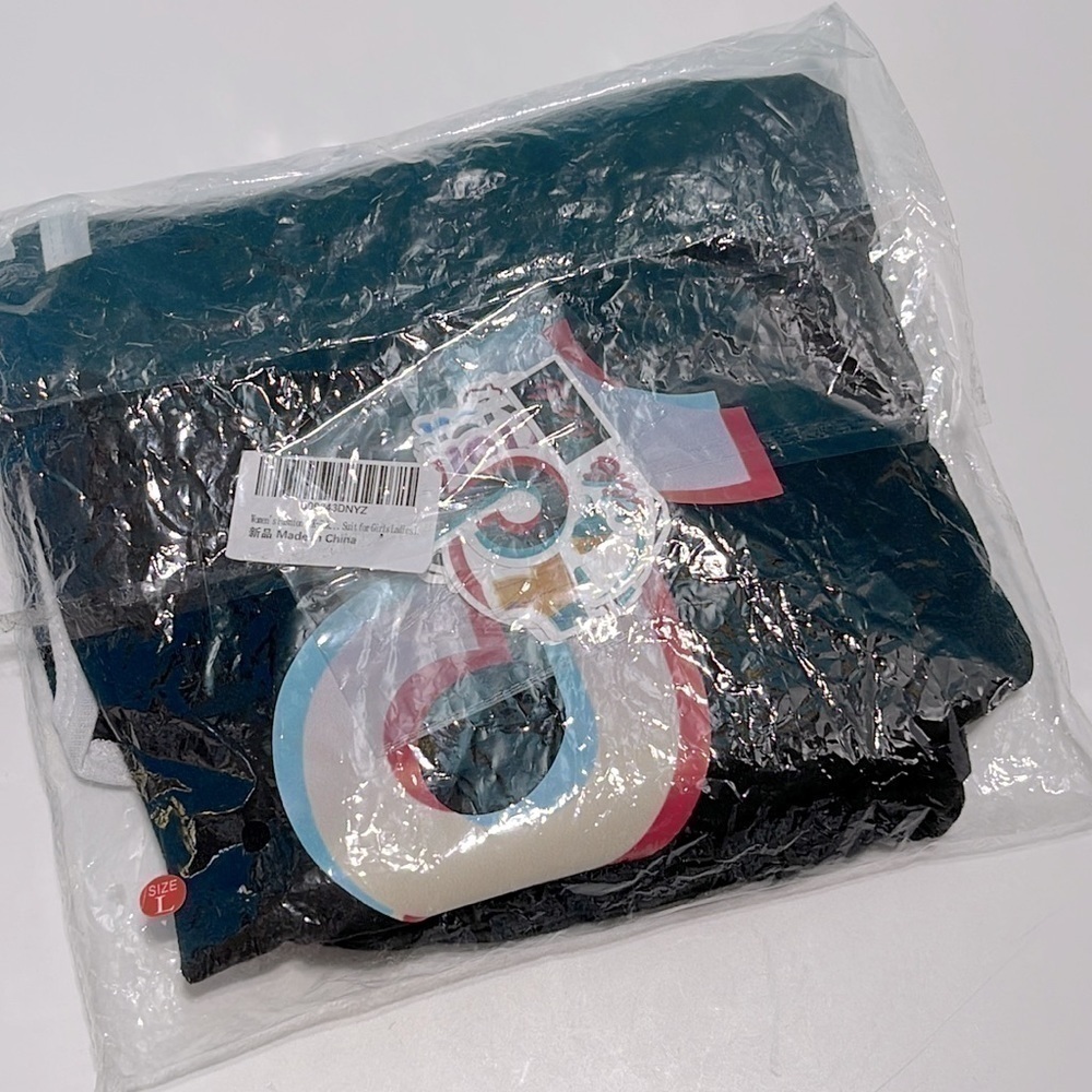 TikTok Logo Cropped Tee Shorts Lounge Set Pockets Large Bonus Tik Tok Stickers - Picture 12 of 16